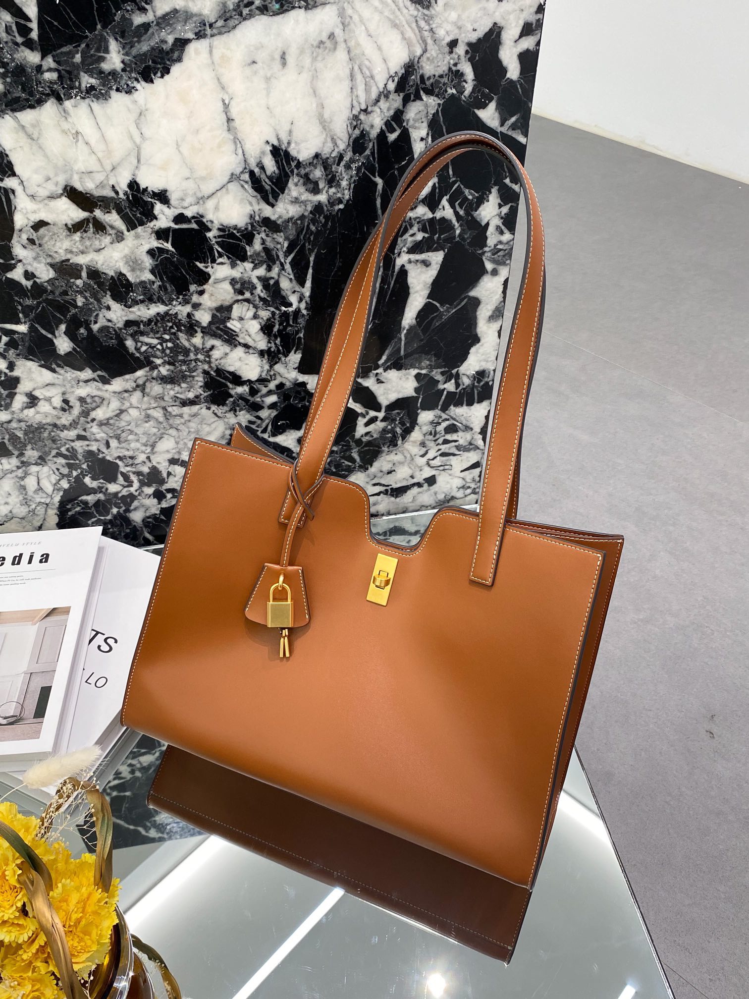 2023 New Genuine Leather Triumphal Arch Tote Bag Minimalist Large Capacity Commuter Handbag - Image 4