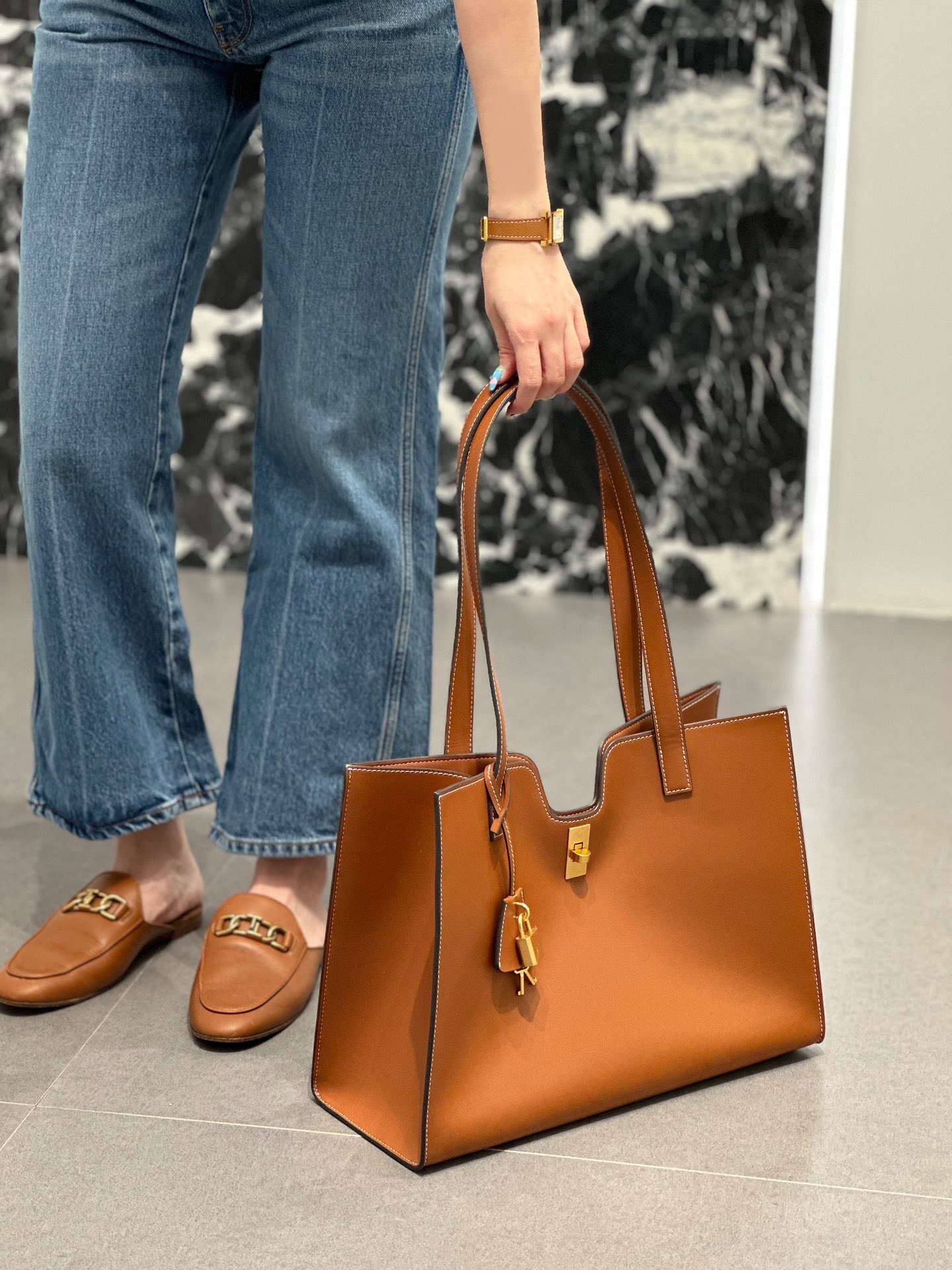 2023 New Genuine Leather Triumphal Arch Tote Bag Minimalist Large Capacity Commuter Handbag - Image 3
